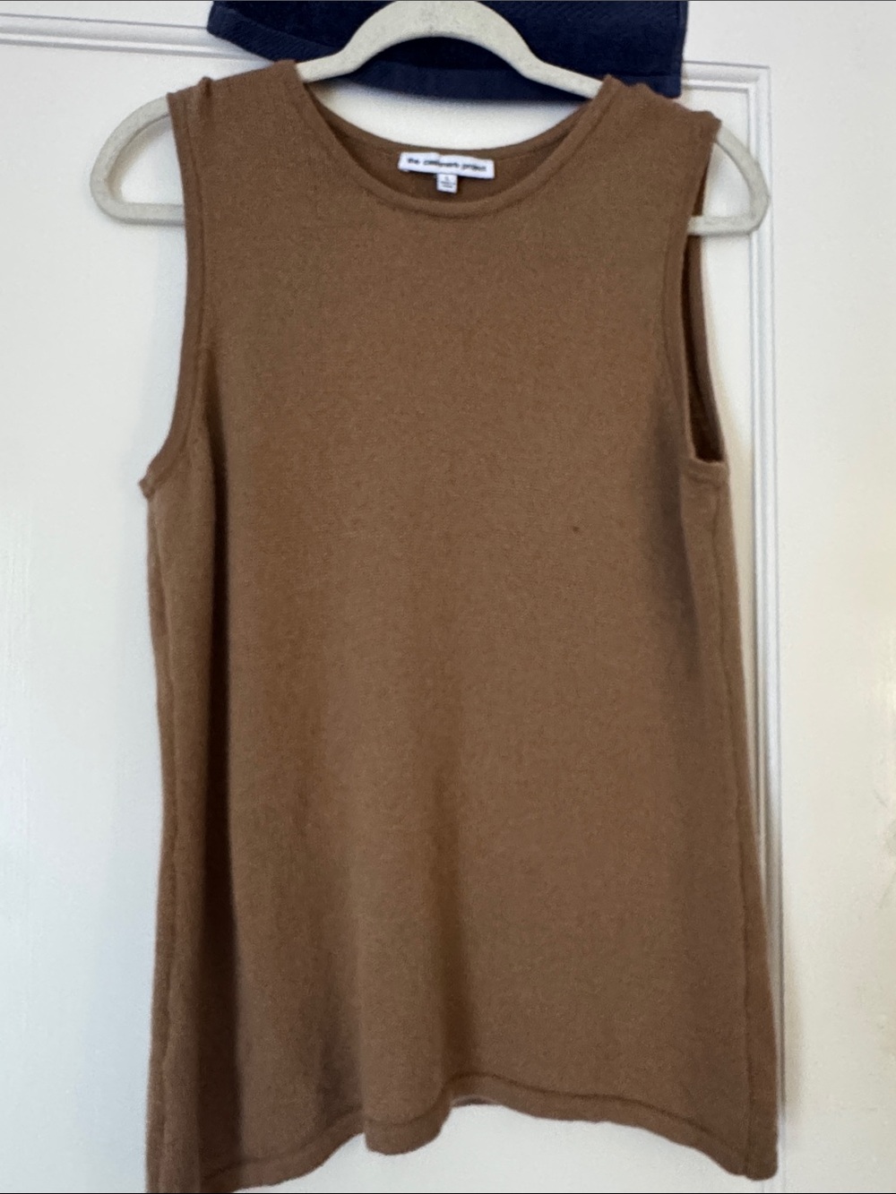 Crewneck Sleeveless Tank Top in Camel cashmere